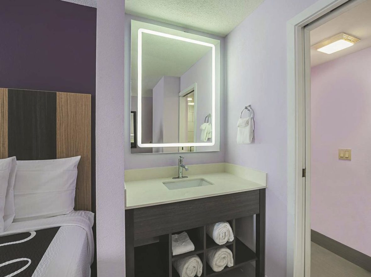 led-bathroom-mirrors-hotel-backlit-mirrors-wholesalers-suppliers-manufacturers-(8)la quinta